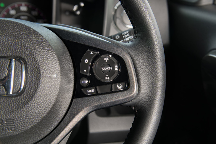 現行型「N-WGN」ではACCが全車標準装備（標準車のベースグレードのみレスオプションが可能）。「N-BOX」のそれとは異なり、完全停車しても機能がカットされない“渋滞追従機能付き”となっている。