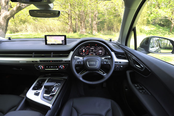 インパネは直線基調かつミニマルなデザイン。エアコンのエアベントが助手席方向いっぱいに伸びている。