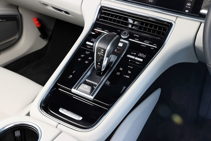 シフトセレクターとタッチ式のコントロールパネルが配されたセンターコンソール。走行モードとは別に、アクティブサスペンションや横滑り防止装置の制御などは、こちらのタッチスイッチで個別に調整できる。