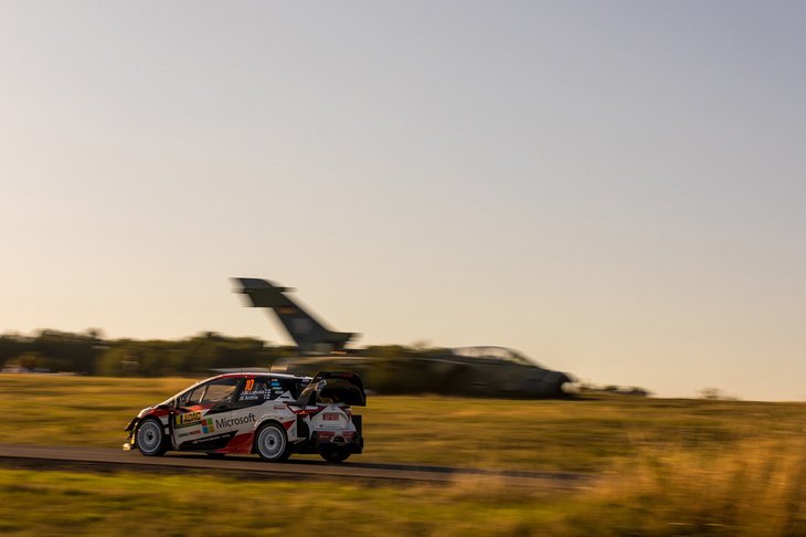 「パンツァープラッテ」名物、戦闘機前のストレート。世界広しとはいえ、戦闘機とラリー車のツーショットが撮れるのはここだけ……のはず。