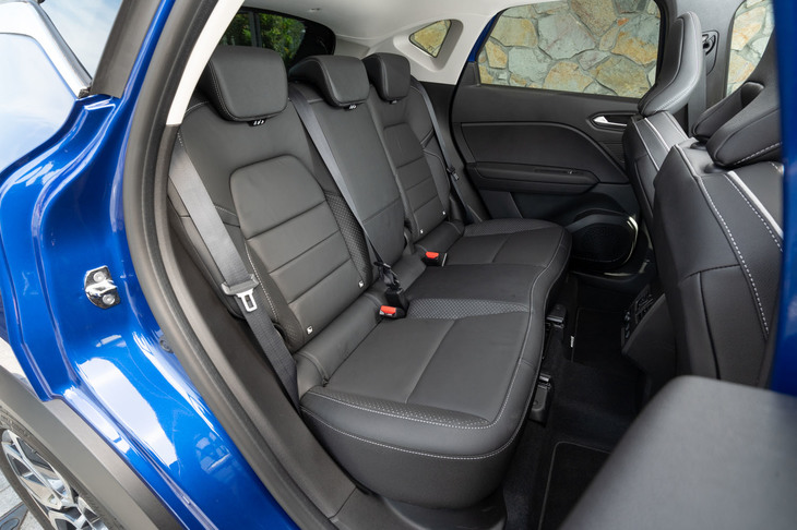 乗車スペースを犠牲にしないよう、走行用バッテリーはリアシート後方に搭載。後席の分割可倒機構や、160mmの前後スライド調整機構も残されている。