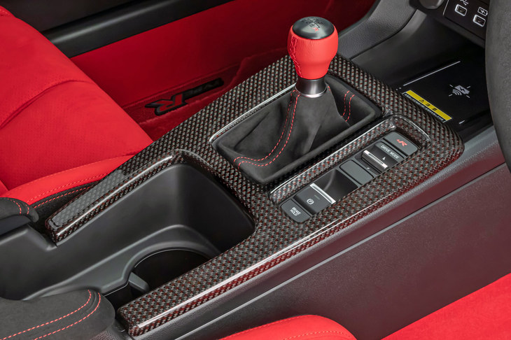 「インテリアパネル」と「シフトノブ」。