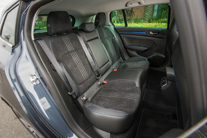 後席は6：4の分割可倒機構付き。前席同様、シートバックに施されたグレーのラインと、ブルーのステッチがアクセントとなっている。