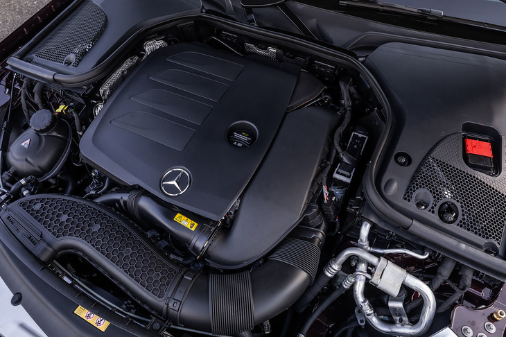 2リッター直4ターボエンジンは、最高出力258PS/5800-6100rpm、最大トルク370N・m/1800-4000rpmを発生。9段ATと組み合わされている。