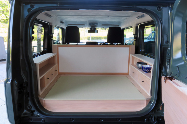 ビスポークカーの茶室部。ここまでの施工をお願いするのは簡単ではないだろうが、自分のクルマにワンポイントでも伝統工芸の“あつらえ”を取り入れると、愛着がぐっと増すに違いない。