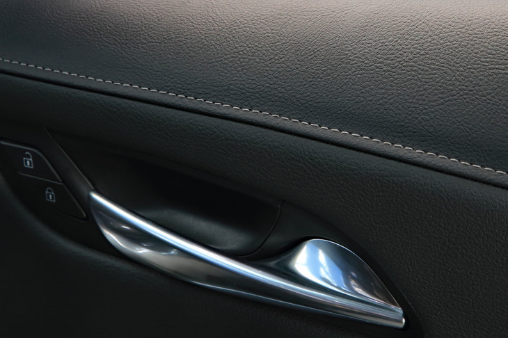 上質な素材の選択に加え、キャデラックは内装の仕立て方も重視。「カット・アンド・ソー」という、職人が手作業で素材を裁断・縫製し、ステッチを縫う製法を守っている。