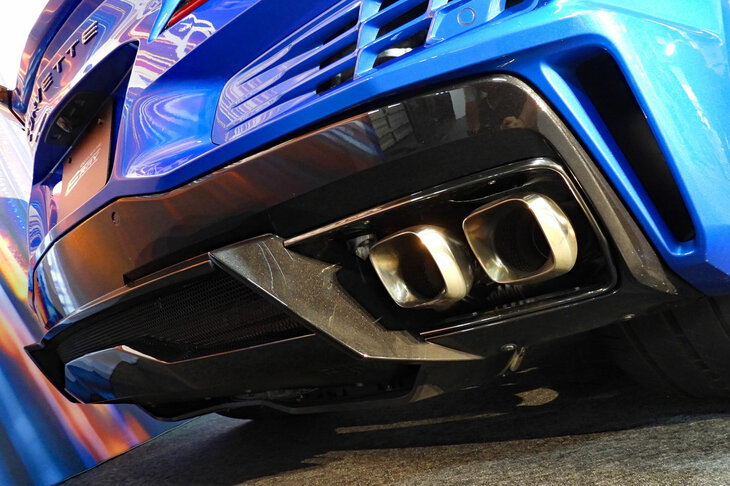 「Z06」では、音量規制の関係でエキゾーストシステムの改変が必要となり、パワーダウンを余儀なくされたが、「E-Ray」ではそのようなことはなく、日本仕様でも米本国仕様と同等のパワーを発生するという。