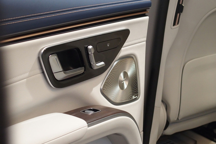 メルセデス・ベンツEQS580 4MATIC SUVスポーツ（後部ドアパネル）