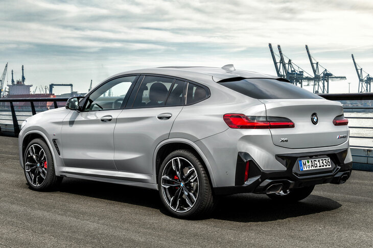 サイドの縁（へり）が跳ね上がった、バンパーの黒い加飾部分に注目。全体のイメージに対して、こうした部分が妙に強く主張してくる。