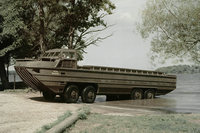 マーシャル元帥に、ジープと並ぶ連合軍勝利の原動力として称えられた「DUKW」。GMCがトラックをベースに開発した水陸両用車である。