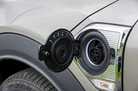 左側のフロントフェンダーパネルに設けられた充電ソケット。「クーパーS EクロスオーバーALL4」は、200Vの普通充電は使えるものの、CHAdeMO式の急速充電には対応していない。