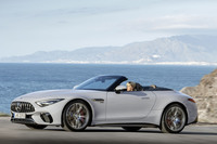 新型「SL」はハイパフォーマンスブランドのメルセデスAMGからデビュー。ソフトトップが復活した。