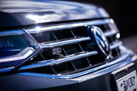 「ティグアンTSI 4MOTION Rライン」のフロントグリルには、0-100km/h加速4.9秒を誇るハイパフォーマンスモデル「ティグアンR」ゆずりとなる「R」をモチーフとしたエンブレムが備わる。