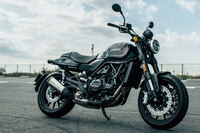 “兄貴分”の「X500」は、かつての「スポーツスター」をほうふつさせる、クラシックなアメリカンロードスタースタイルとなっている。