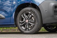 タイヤ＆ホイールは16インチ。ミシュランのコンフォートタイヤ「プライマシー4」を履く。