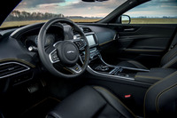 「XE 300スポーツ」のインテリア。