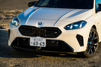 ロワ部分に大きな開口部を設けたフロントマスクが高性能ぶりをアピール。ナンバープレートの両サイドにポツンとソナーだけが残されている。