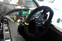 「Wing」号のコックピット。写真中央左側の赤と青のスイッチでクルーズコントロールのオン／オフを行う。