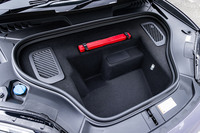 フランクと呼ばれるフロントボンネット下に設置された荷室の容量は84リッター。容量や内部の基本形状は、駆動方式にかかわらず新型「マカン」全車で共通となる。