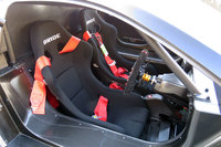 ホールド性抜群のブリッドのバケットシート。ぶっといサイドシルもあって、不養生な記者は乗り降りに苦労した。