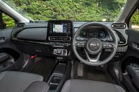 グローブボックスの上部にあしらわれた大きなレザークッションが内装の質感を高めている。