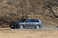 駆動システムには、前後駆動力配分の可変制御が可能なセンターデフ式フルタイム4WD「クォドラトラックII」を採用。センターデフロックと副変速機が搭載されており、ローレンジのギア比は2.716となっている。