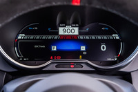 走行モードで「トラック」を選択した際のメーターパネル。「ノーマル」と「スポーツ」がアナログ計器をモチーフとする円形の2連メーターであるの対して、こちらは各種数値が読み取りやすい水平基調のデザインを採用する。