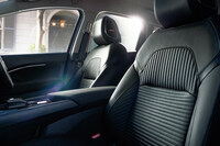 「ノート オーラGレザーエディション」に備わる本革シート。標準モデルの「ノート」では、最上級グレードの「X」のみにオプションで用意される。