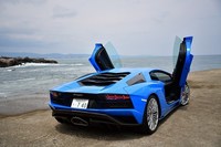 リアフェンダーの上部には、往年の「カウンタック」を想起させるエアインテーク（黒い部分）が新設された。試乗車のボディーカラーは「グリッターブルー」（Blue Nila）。