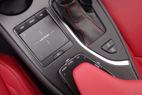 センターコンソールには、インフォテインメントシステムの操作デバイス「リモートタッチ」がレイアウトされる。パームレストに手を置いたままカーオーディオが操作できるスイッチ類（写真右下）も特徴的。