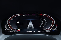 メーターは、選択された走行モードによって表示デザインが切り替わる。写真は「SPORT」モード時のもの。メーターパネル上部にはハンズオフ走行の際、ドライバーをモニターするカメラが備わっている。