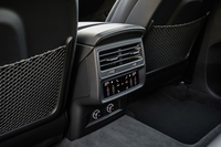 4ゾーンのオートマチックエアコンやシートのマッサージ機能といった快適装備も選択可能。写真は後席用のエアコン吹き出し口。