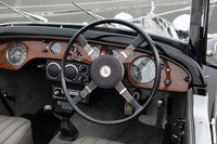 こちらはコンティニュエーションモデルのステアリングホイール。ワイヤータイプのスポークが美しい。