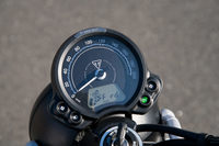 マイナーチェンジを機に、メーターのデザインも改められた。液晶パネルにはエンジン回転数のほか、燃費や走行モードの情報が表示される。