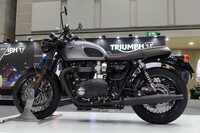 海外にもクラシックなネイキッドスタイルのビッグバイクは存在するが、そのほとんどは2気筒だ。写真は「トライアンフ・ボンネビルT120」。
