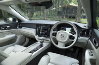 「ブロンド」と呼ばれる白系のカラーを主体とするインテリア。ボディーカラーによっては「アンバー」（茶系）や「チャコール」（黒系）も選べる。