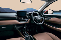 「WR-V」の「Z」と「Z＋」グレードには、新たにブラウンの内装色を設定。インパネ下部とリアドアのインナーパネルにもソフトパッドを用いるなどして質感の向上を図っている。