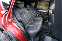 後席も大人が普通に過ごせるだけの広さがある。こちらはヒーター（左右）のみを装備する。