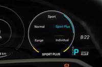 「スポーツクロノパッケージ」装着車の走行モードは、よりパフォーマンス志向の「スポーツプラス」とカスタマイズモードの「インディビジュアル」を含む全5種類。ステアリングホイールのダイヤル式スイッチで選択する。