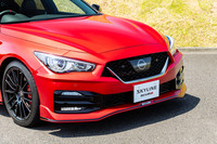 フロントバンパーは専用デザイン。空力性能を悪化させることなく冷却性能をアップさせている。