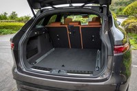 荷室の容量は508～1740リッター。スクエアなスペースが使い勝手を高めている。