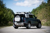 「ディフェンダー」は「D7x」と呼ばれる新開発のアルミモノコックシャシーを採用。足まわりは4輪独立懸架に生まれ変わった。