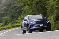 コーナリング時に車体のロールを抑える「ベントレーダイナミックライド」を装備。48V電源によってスタビライザーの伸び縮みを制御することで優れた操縦性と快適性を実現している。