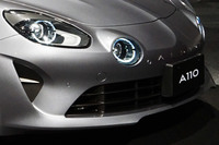 オリジナルとは大きく意匠が異なるのが、フロントバンパーの下部。オリジナルにはない大きな開口部と、エアダムが備えられている。