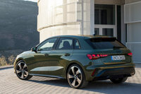 弟分の「A3」でも、ボディー下部には強めのプレスラインと大きな“光受け”の面が見て取れる。