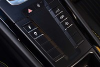 センターコンソールには、サスペンションやリアウイング、排気音などの調節スイッチが並ぶ。