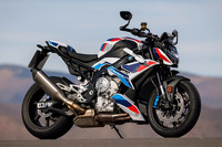 「BMW M1000R」は、ネイキッドスポーツ「S1000R」の高性能バージョンである。プロジェクトマネージャーのラルフ・メルレケン氏は「カントリーロードとサーキットの両方で、スーパースポーツ・ロードスターに求められる要件を満たすために開発した」と説明している。