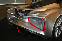 リアに備わる可動式のウイング。空力性能を追求した「エヴァイヤ」では、ドアミラーもコンパクトなカメラ式となっている。