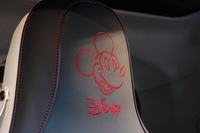 シートのヘッドレスト部。刺しゅうの色は、ボディーカラーにより赤または白になる。