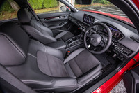 「シビックEX」のインテリア。プライムスムース×ウルトラスエードのコンビ表皮仕立てとなるシートや、スムースレザーの本革巻きステアリングホイール、プライムスムースのドアライニングなどが標準で装備される。